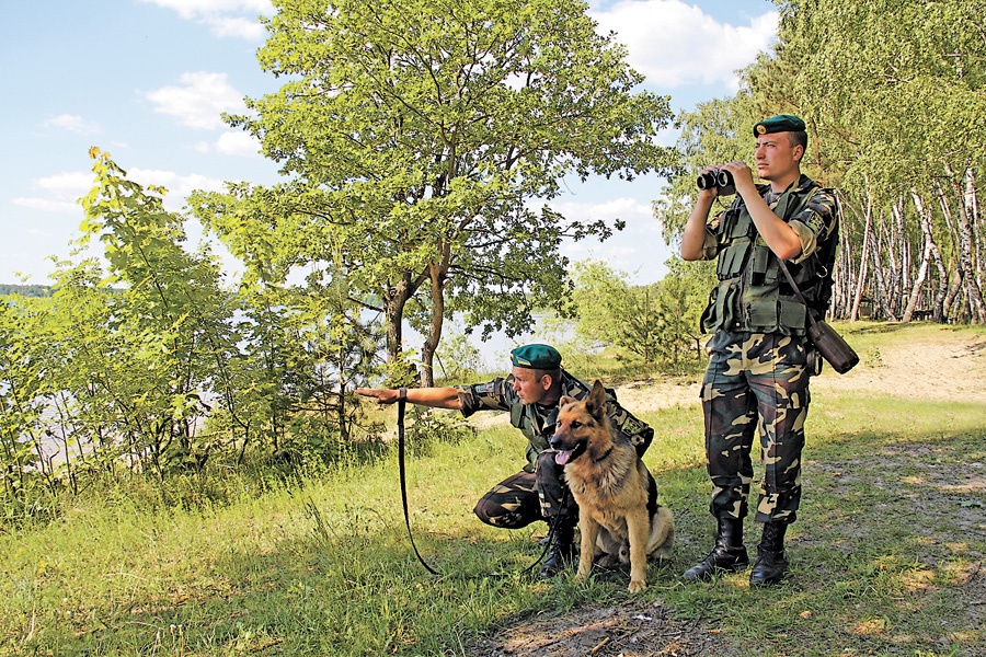 Фото пограничников с собакой на границе